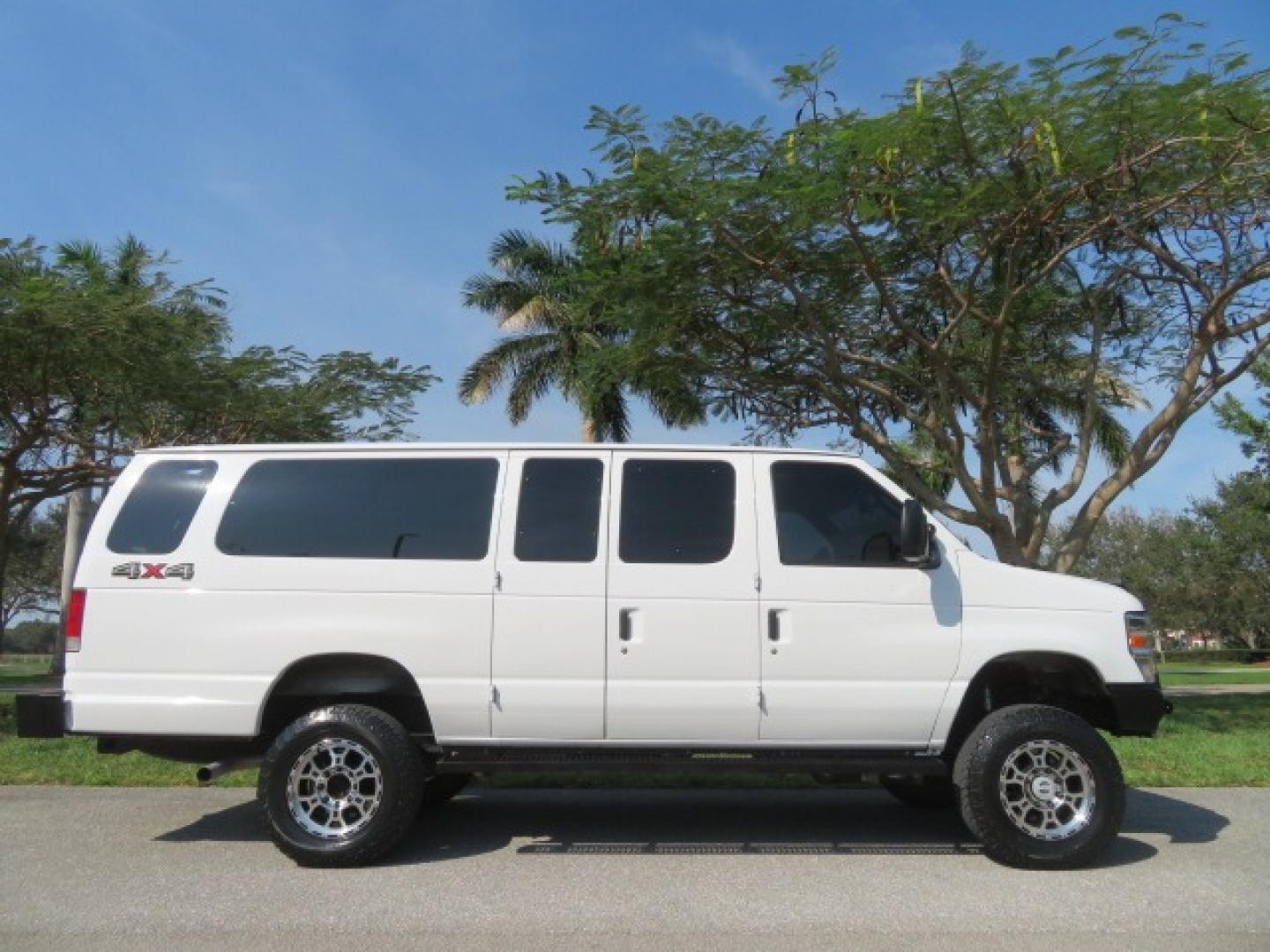 2014 White /GRAY Ford E-Series Wagon XLT (1FBSS3BL6ED) , AUTOMATIC transmission, located at 4301 Oak Circle #19, Boca Raton, FL, 33431, (954) 561-2499, 26.388861, -80.084038 - Photo#3